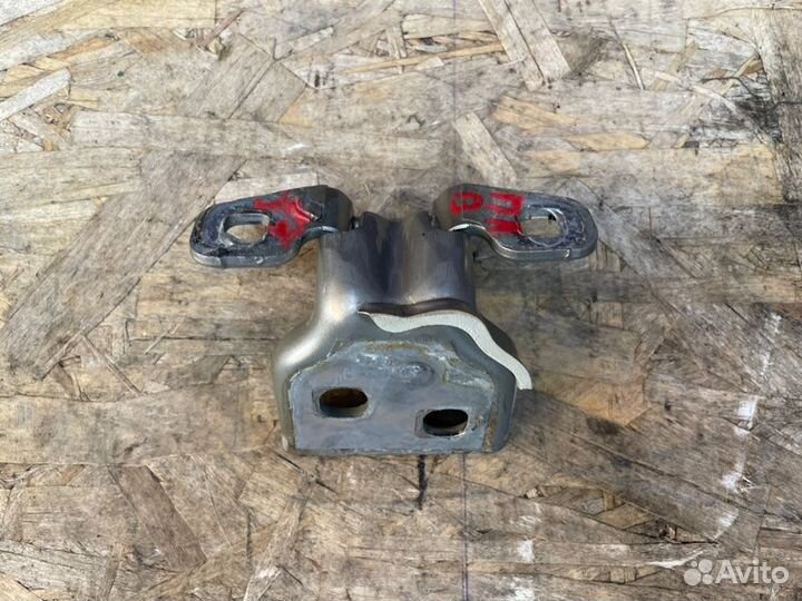 Петля двери передняя левая Renault Sandero Stepway