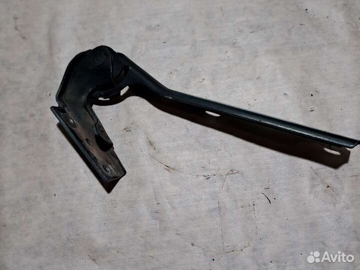 Петля капота правая Volkswagen Passat B5