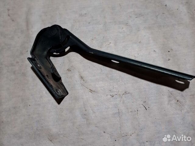 Петля капота правая Volkswagen Passat B5