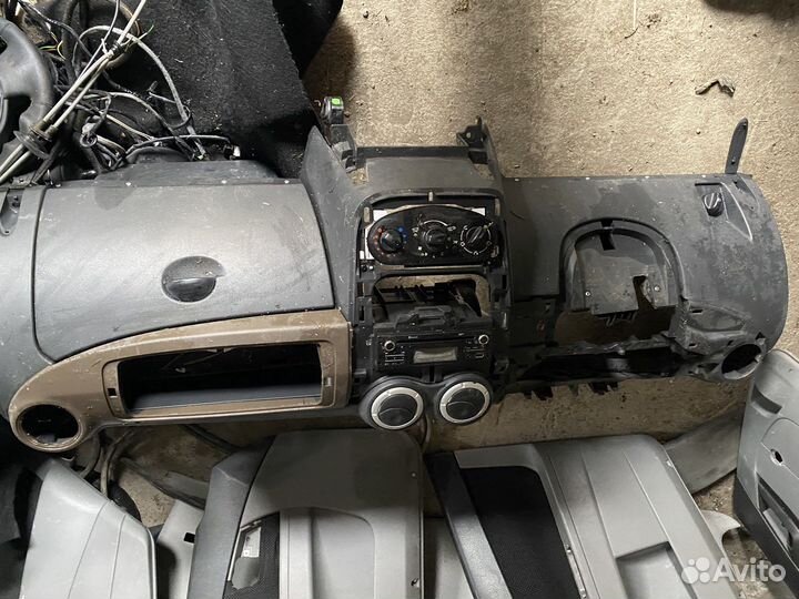 Панель на ларгус