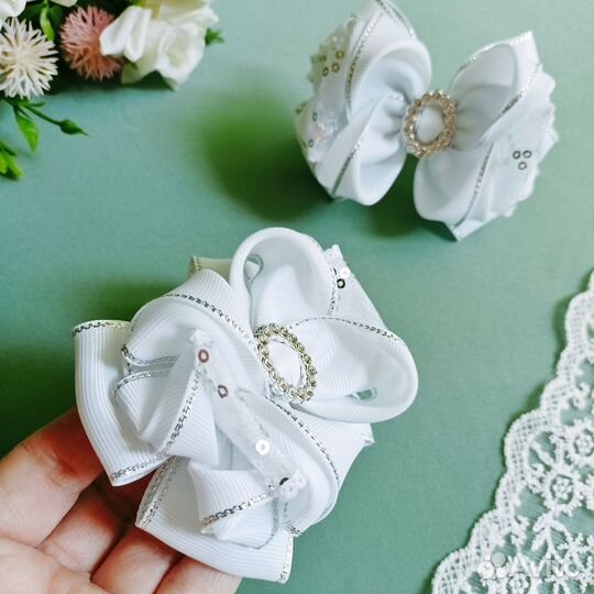 Белые пышные бантики на резинке