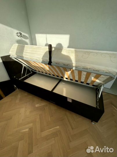 Кровать с мягким изголовьем