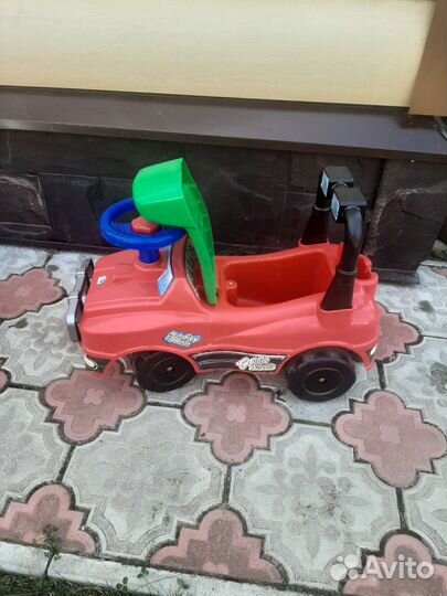 Машинка-каталка толокар Molto с ручкой