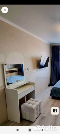 Туалетный столик с зеркалом