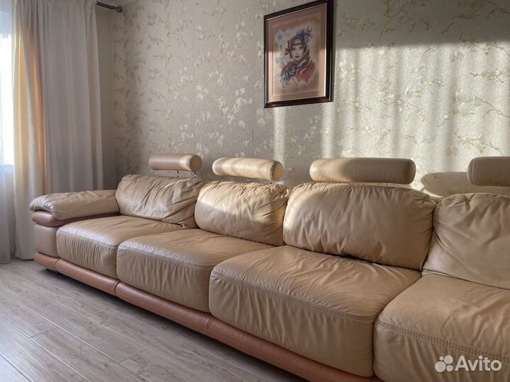 Кожаный диван