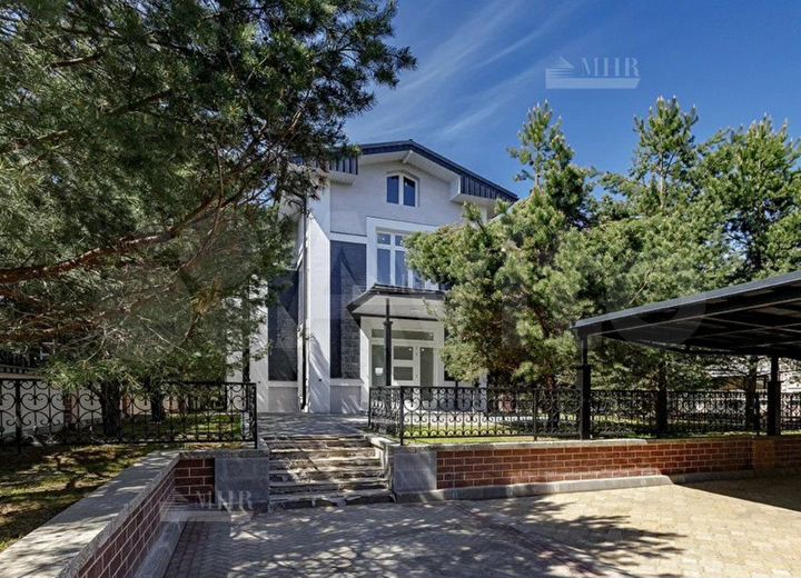 Дом 445,4 м² на участке 10,5 сот.