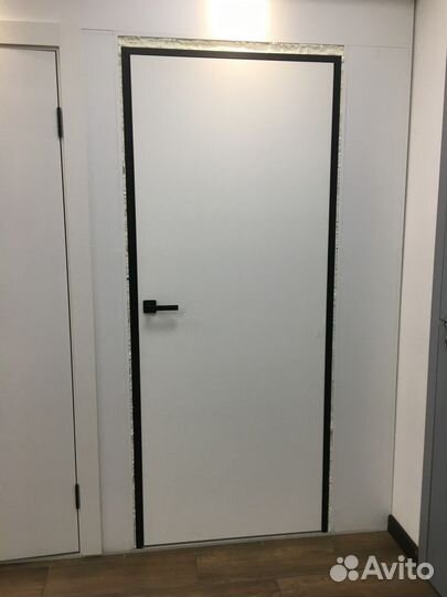 Двери скрытого монтажа с черной кромкой