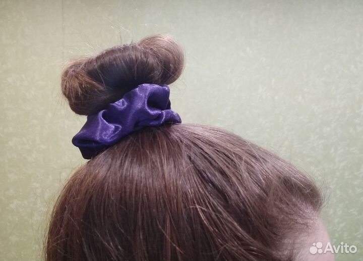 Фиолетова объёмная атласная резинка для волос