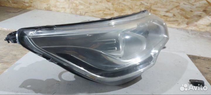 Фара ксеноновая передняя правая Citroen C4