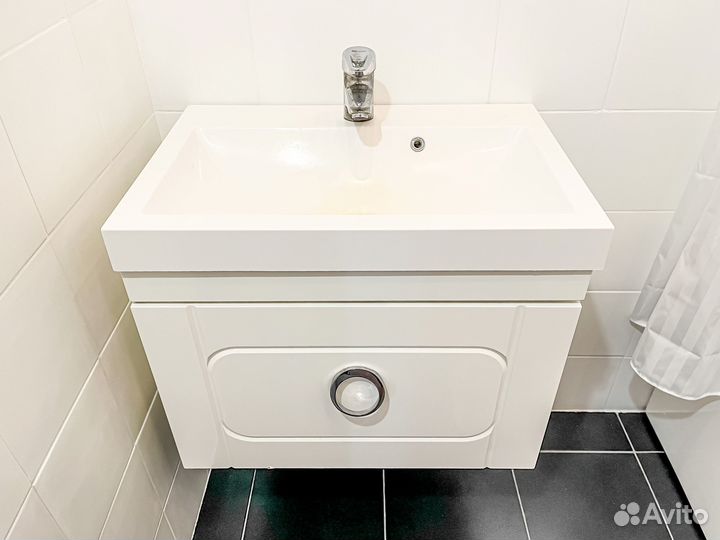 Тумба с раковиной и смесителем в ванную