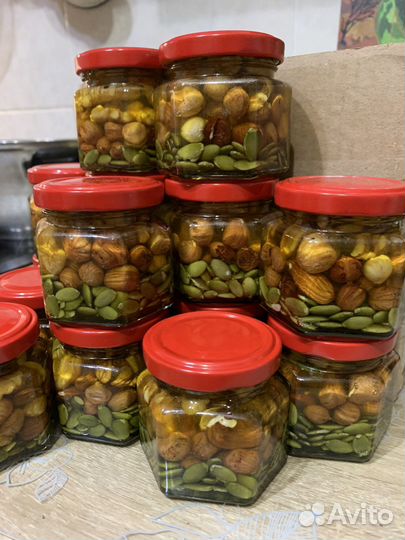 Мед с орешками - вкусный подарок