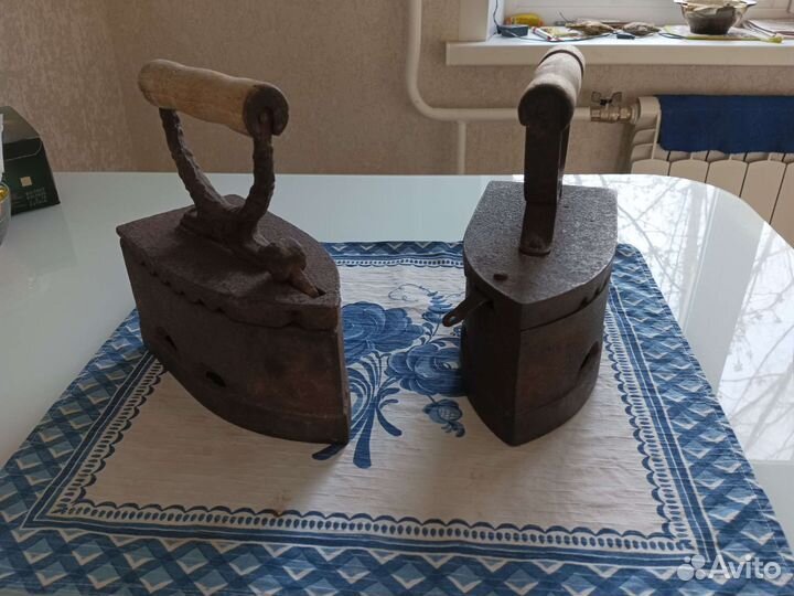 Старинный угольный утюг