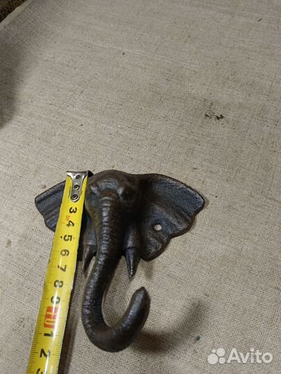 Крючок чугунный слон