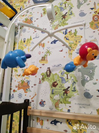 Мобиль на кроватку и погремушки