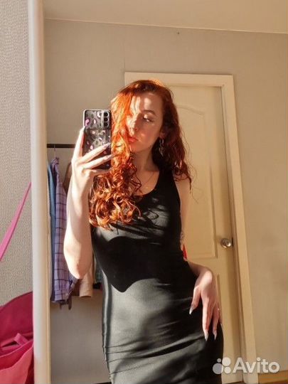 Платье черное с разрезом