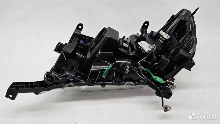 Фара правая Toyota Land Cruiser (200) 8110560K11