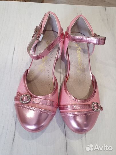 Детские туфли на каблуке