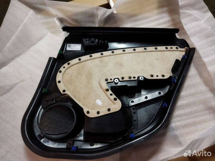 Обивка задней левой двери Opel Astra J хэтчбек