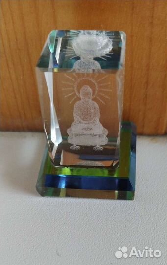 Фигурка Будды в призме