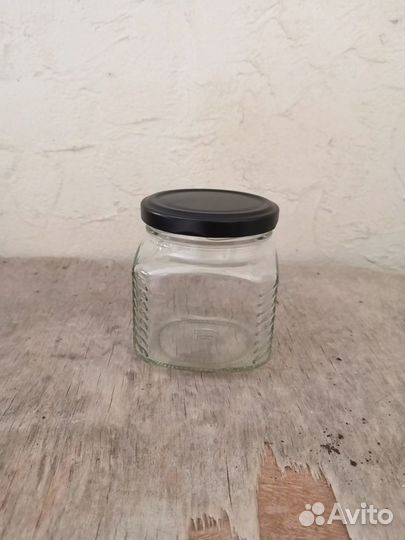 Стеклянная банка с завинчивающейся крышкой