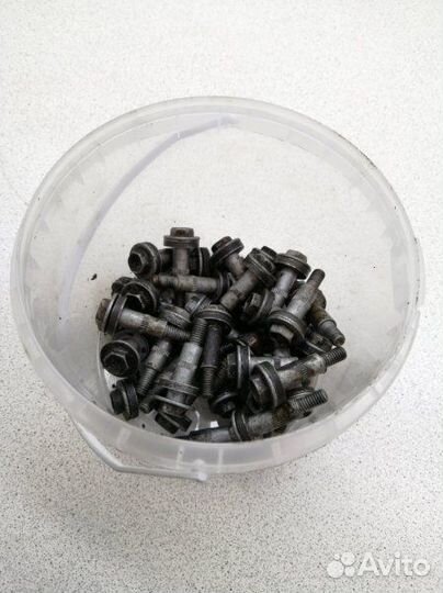 Болт крепления крышки клапанов Toyota Harrier