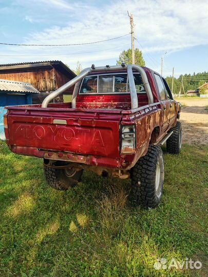 Toyota Hilux 2.0 МТ, 1990, битый, 300 000 км