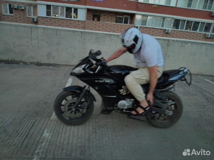 Скутер выглядит как спортбайк (50 кубов)