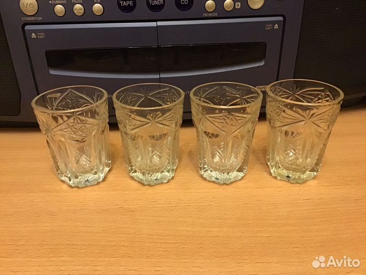 Хрустальный графин и стопки