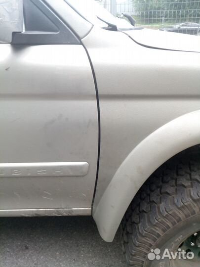 Крылья стеклопластик Mitsubishi Pajero Sport 1