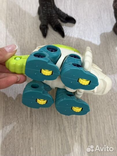 Большой тиранозавр,и маленький трицератопс