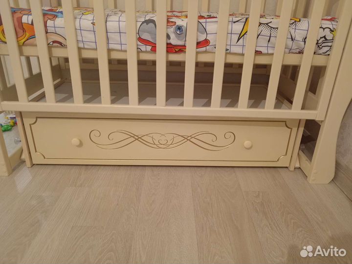 Детская кроватка с маятником и ящиком