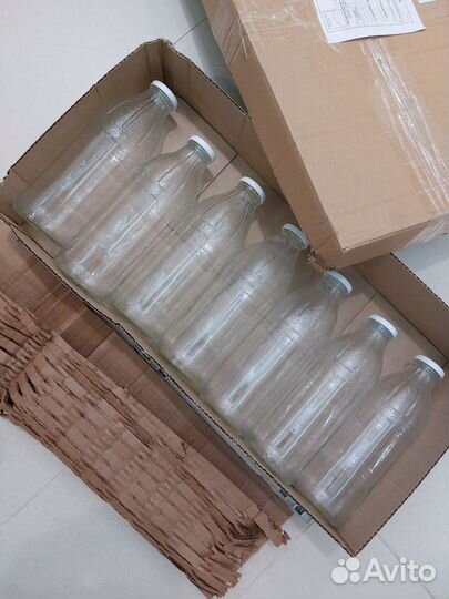 Бутылки стеклянные с винтовыми крышками от молока