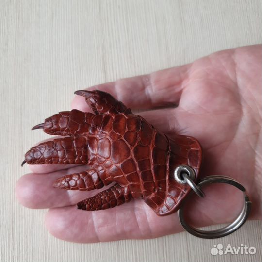 Брелок лапа крокодила