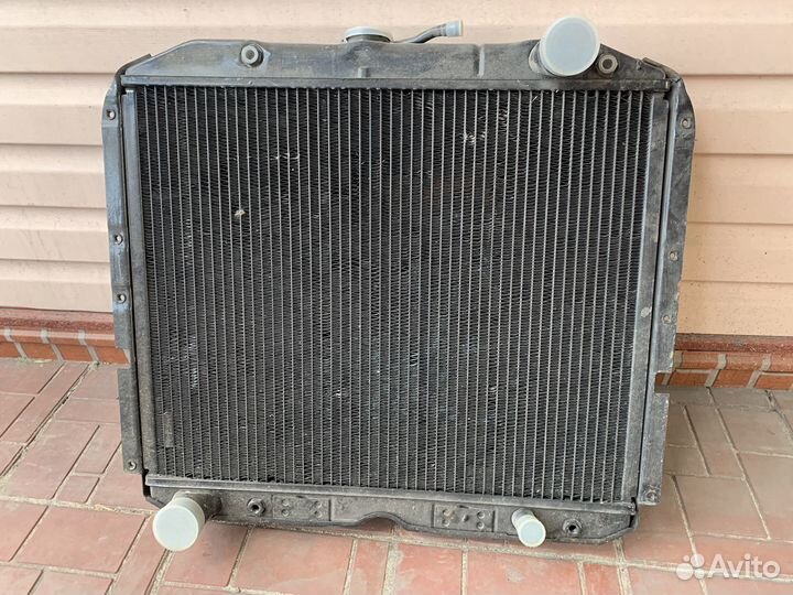 Радиатор охлаждения двигателя