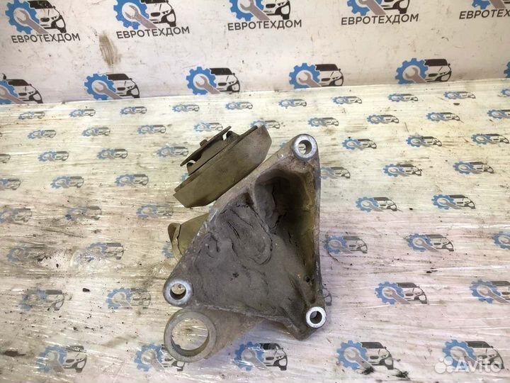 Опора двигателя передняя правая Audi A4 B5 седан