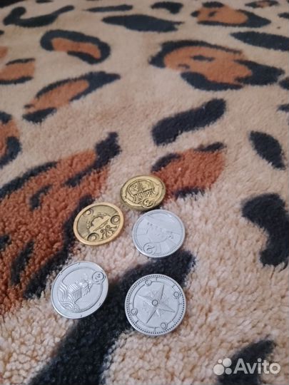 Золотые монеты и серебряные монеты