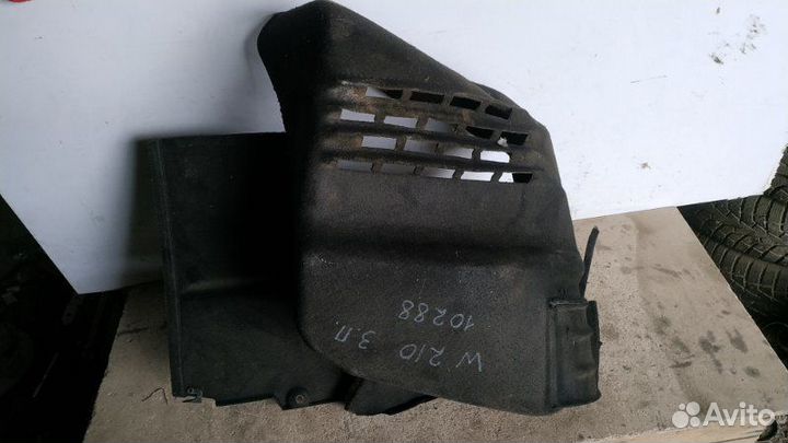 Обшивка багажника правая Mercedes-Benz E-Class