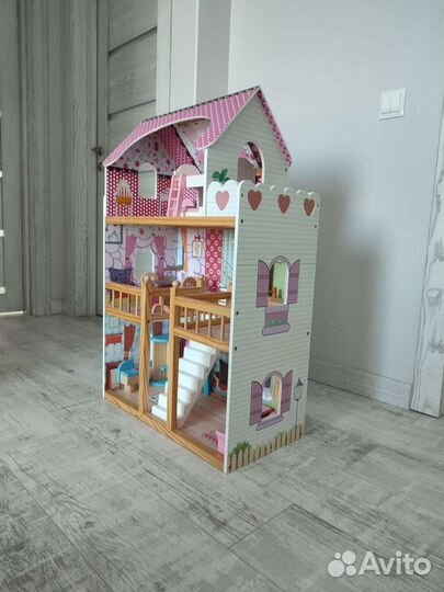 Кукольный домик с мебелью