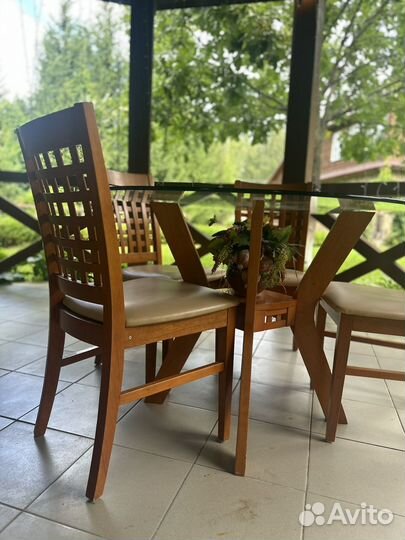 Стол круглый стеклянный со стульями