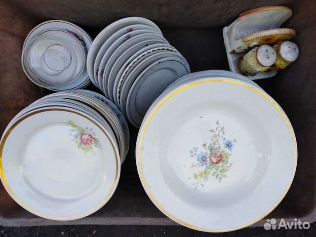 Посуда тарелки, ложки, чашки