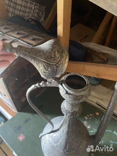 Кувшин декоративный металлический