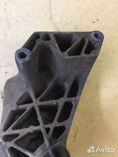 Кронштейн опоры двигателя Skoda Octavia A4 (2111)