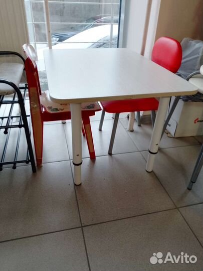 Детский стол регулируемый по высоте и стулья
