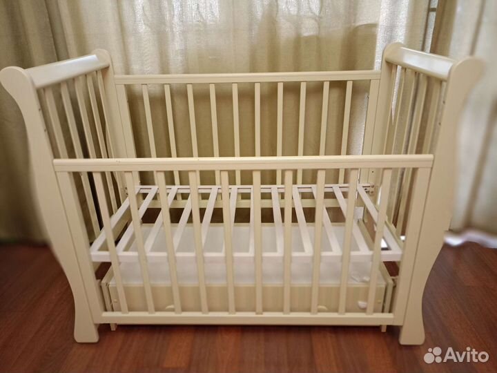 Кровать детская с маятником