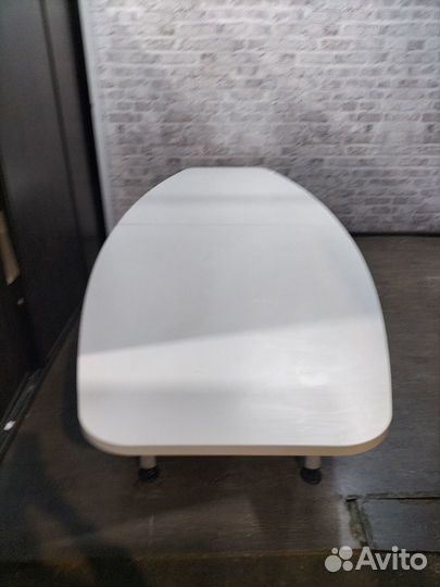 Стол переговоров на металлических ногах