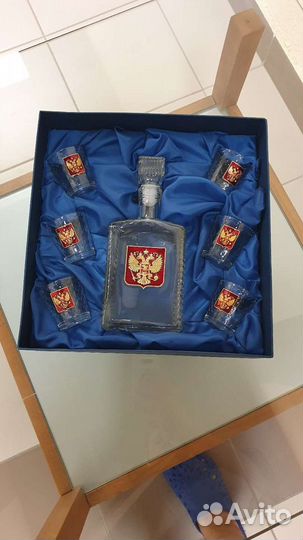 Штоф и рюмки с символикой Российской Федерации