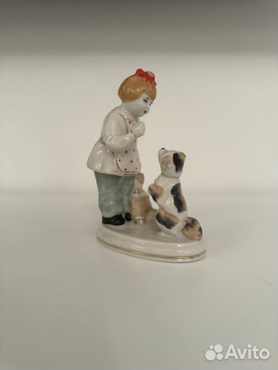 Фарфоровая статуэтка девочка с собакой зхк СССР