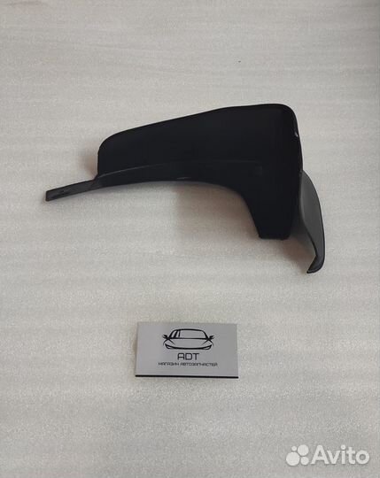 Брызговик передний правый toyota corolla 150