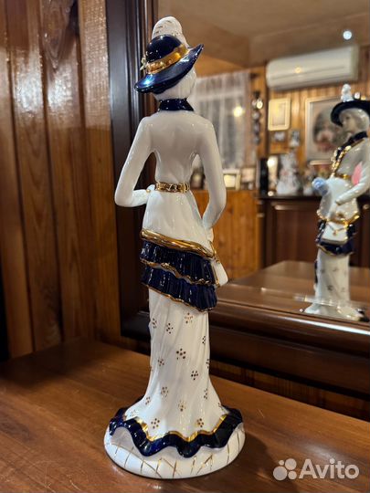 Статуэтка фигурка фарфоровая девушка с муфтой