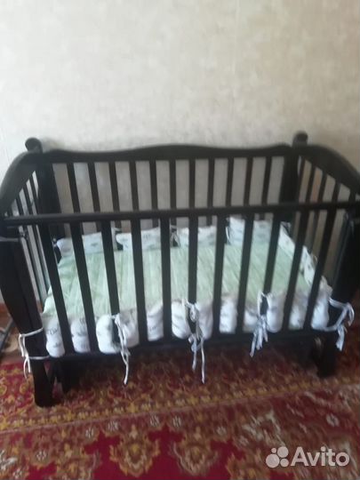 Детская кроватка с маятником